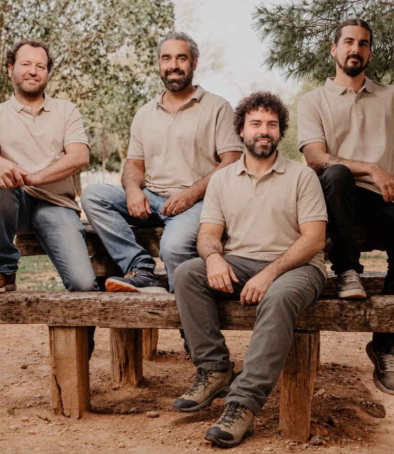 Equipo de Nemus junto al arbolado con el que trabaja